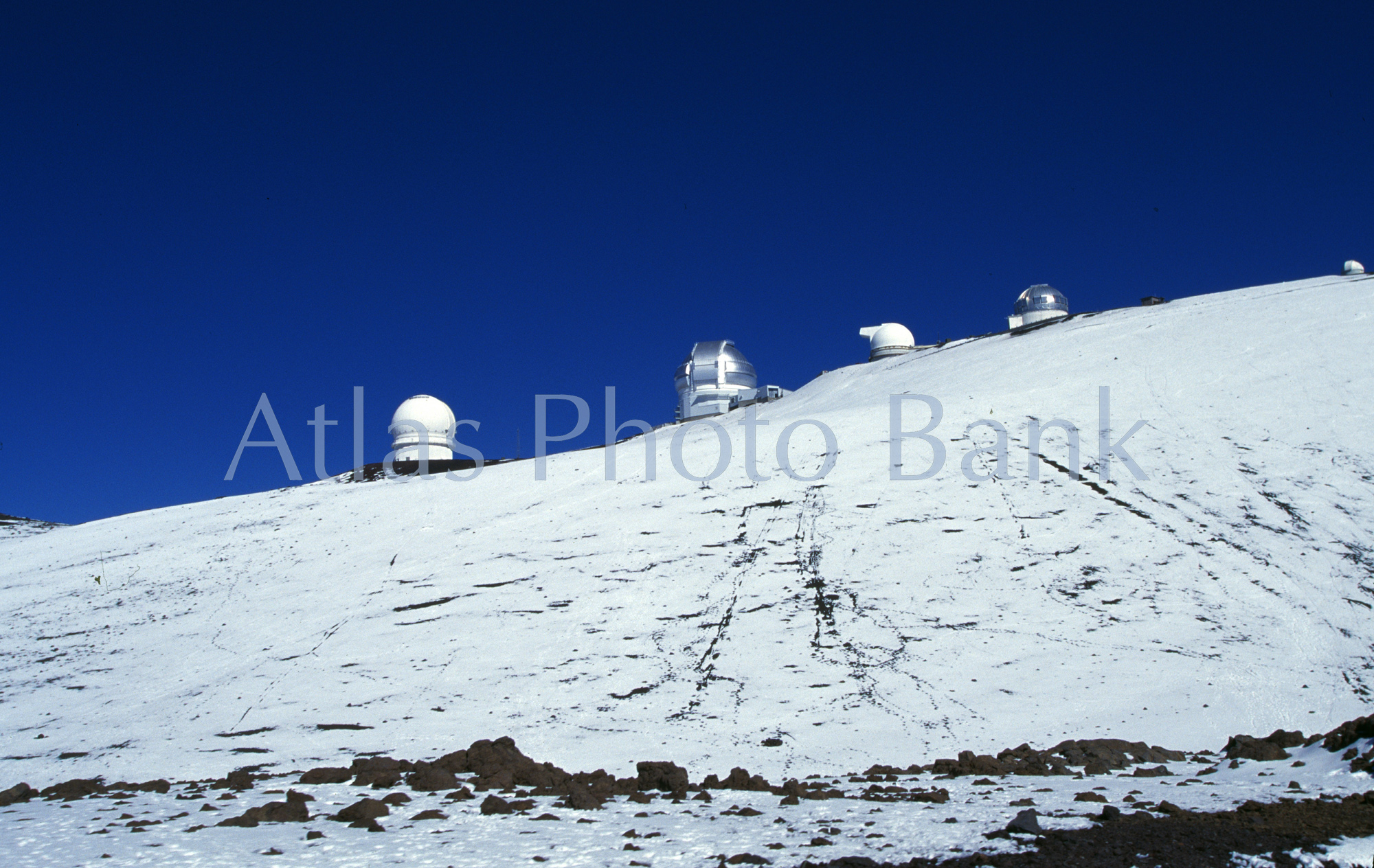 OTP-015-雪のマウナケア天文台